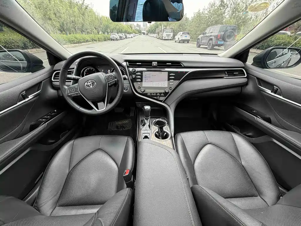 Toyota Camry 2018 — фото 7
