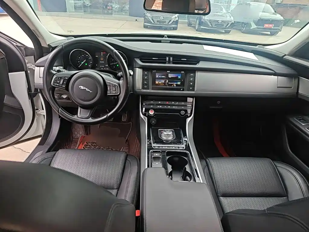 Jaguar XF 2016 — фото 10