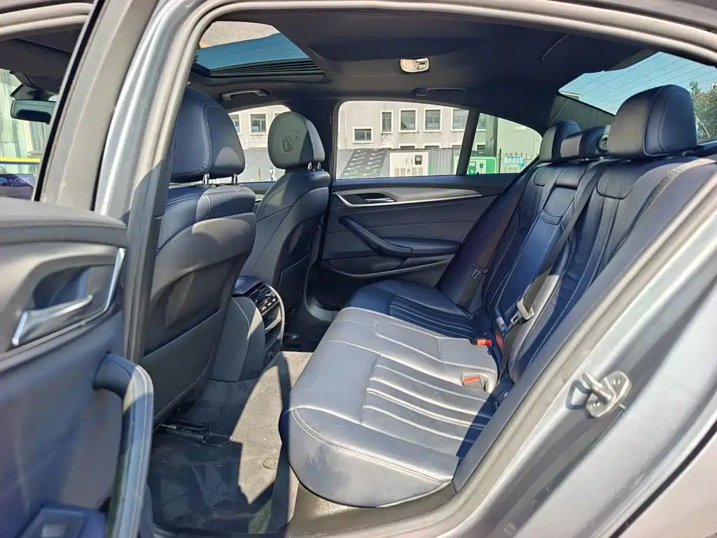 BMW 5 Series 2018 — фото 17