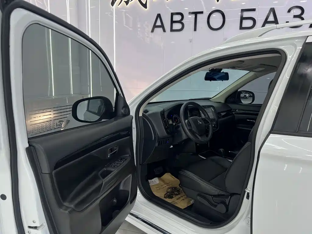 Mitsubishi Outlander 2023 — фото 13