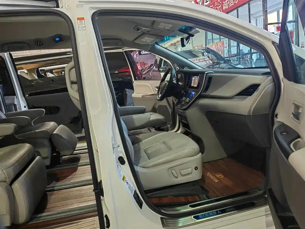 Toyota Sienna 2017 — фото 19