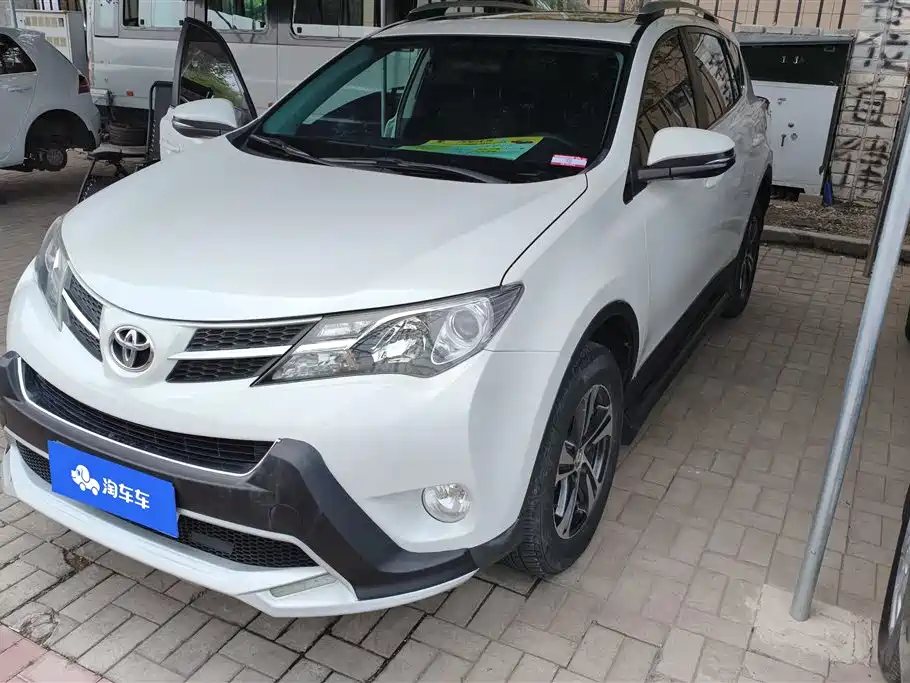Toyota RAV4 2015 — фото 1