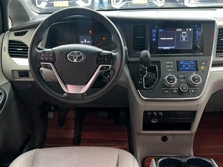 Toyota Sienna 2017 — фото 8