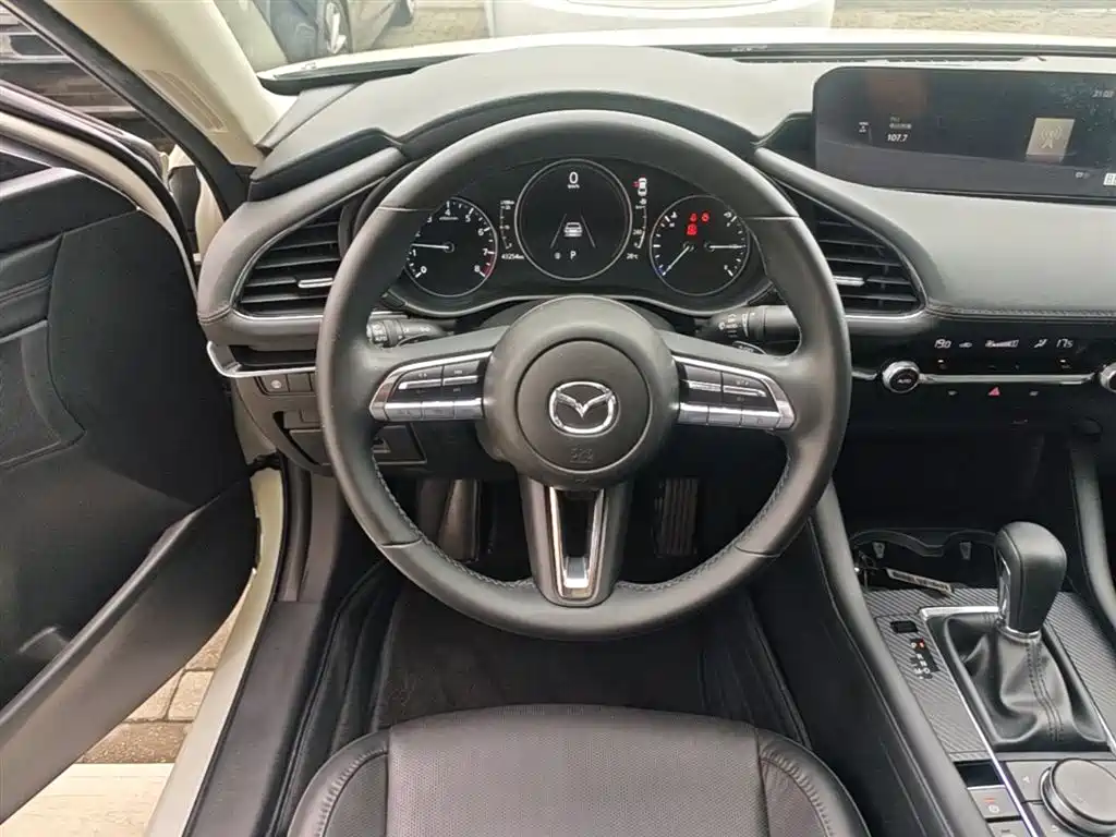 Mazda 3 Axela 2023 — фото 11
