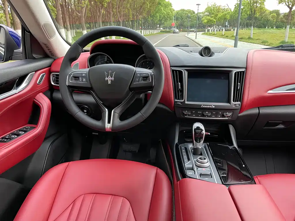 Maserati Levante 2017 — фото 11