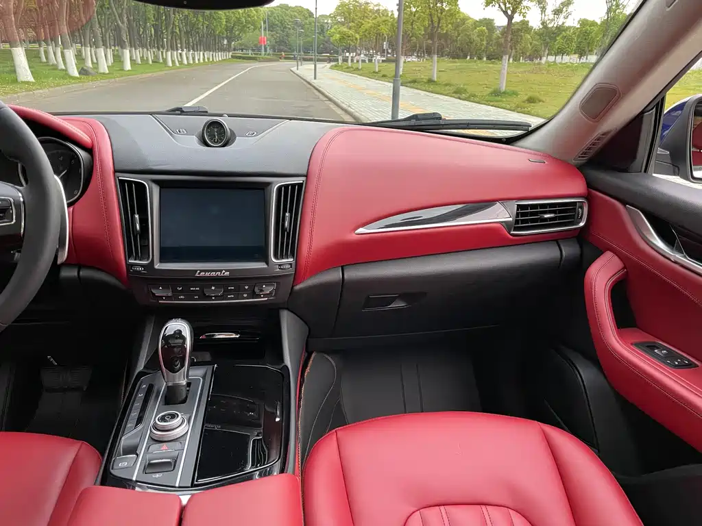 Maserati Levante 2017 — фото 10