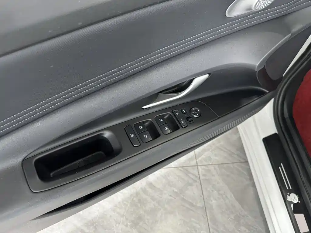 Hyundai Elantra 2023 — фото 10