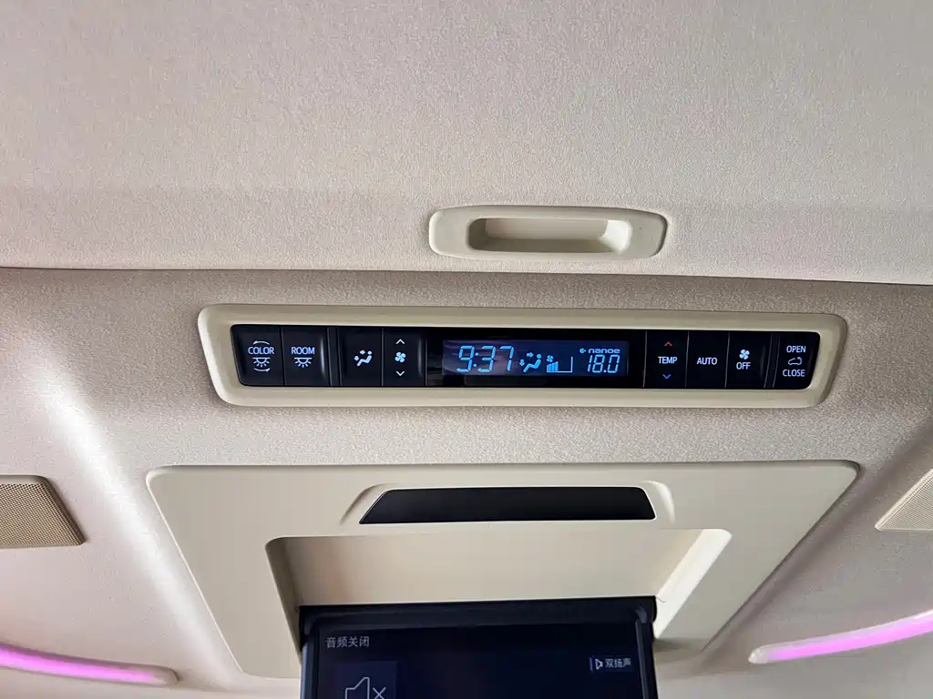 Toyota Alphard 2023 — фото 33