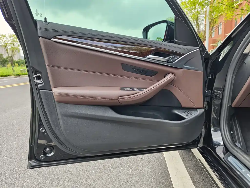 BMW 5 Series 2019 — фото 13