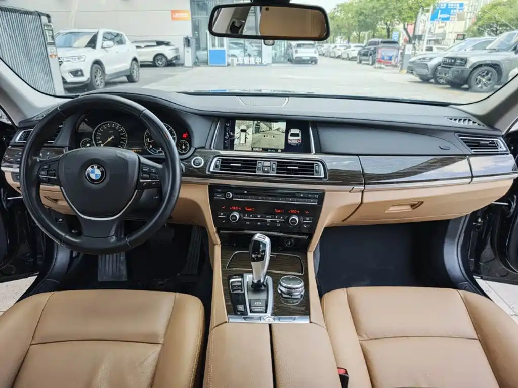 BMW 7 Series 2015 — фото 16