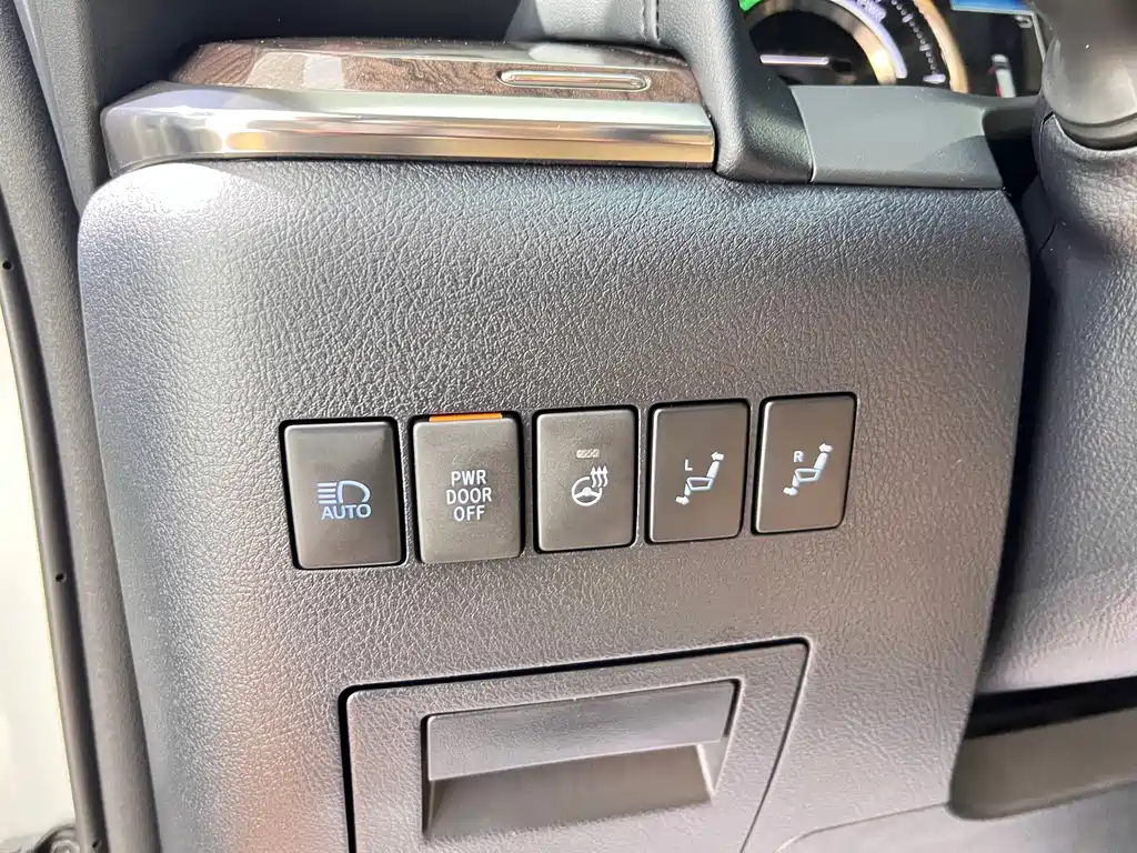 Toyota Alphard 2023 — фото 20
