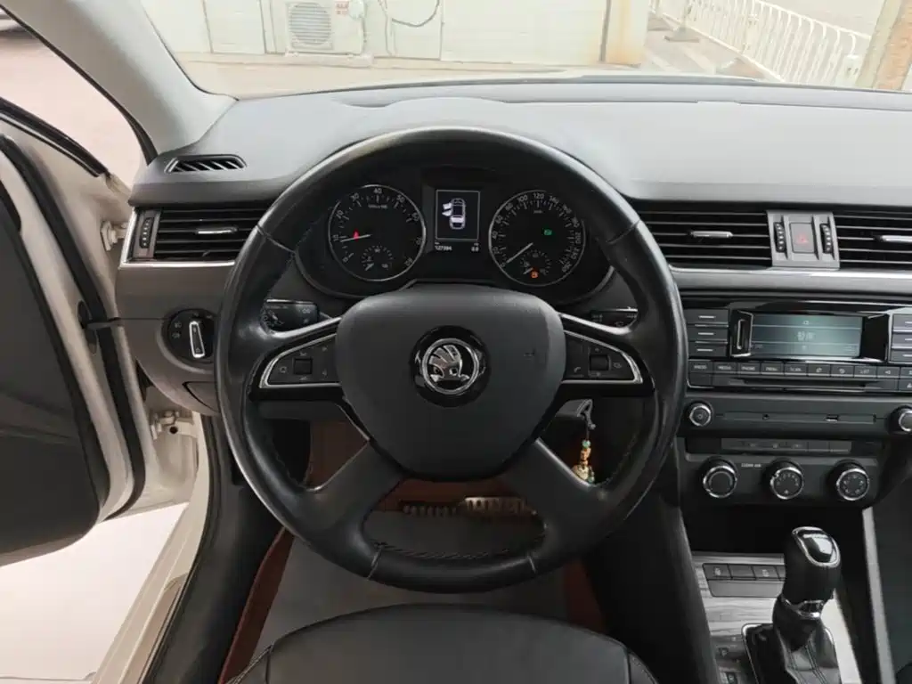 Skoda Octavia 2015 — фото 11