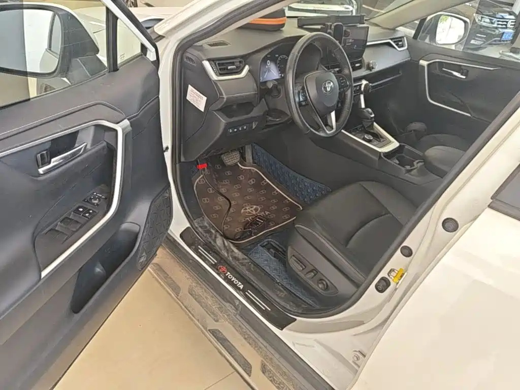 Toyota RAV4 2023 — фото 16
