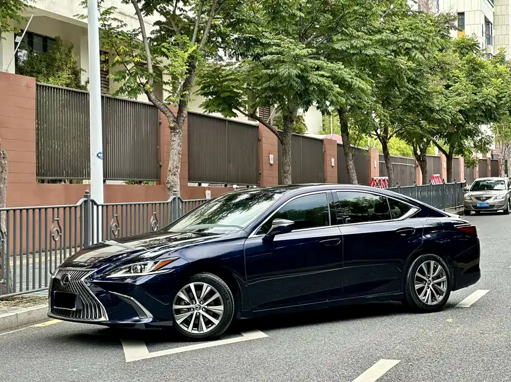 Lexus ES 2021 — фото 1