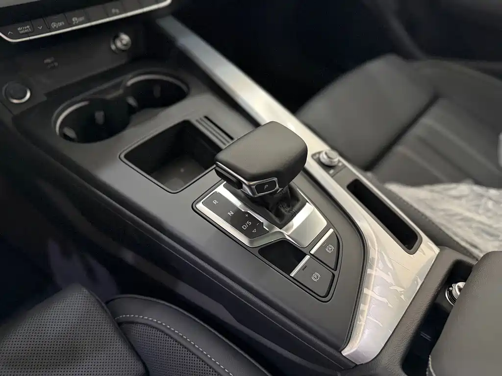 Audi A4L 2023 — фото 10