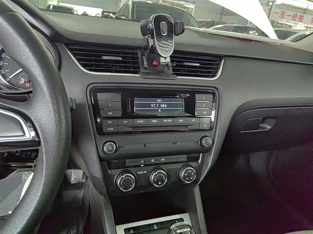 Skoda Octavia 2016 — фото 13