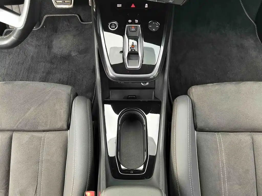 Audi Q4 e-tron 2023 — фото 16