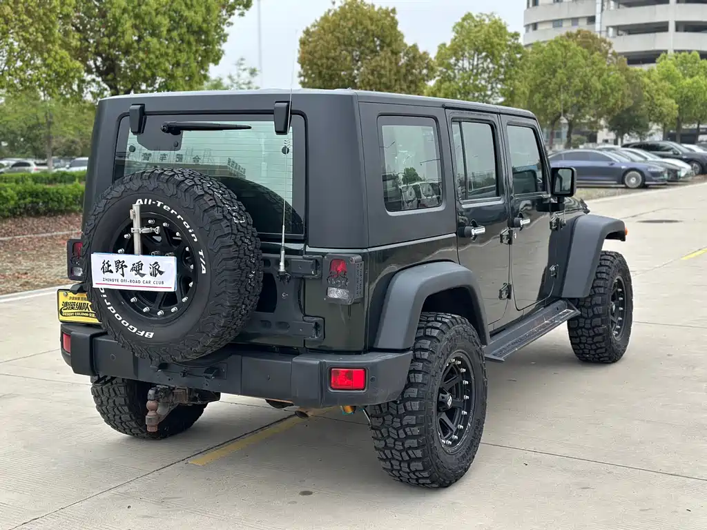 Jeep Wrangler 2010 — фото 12