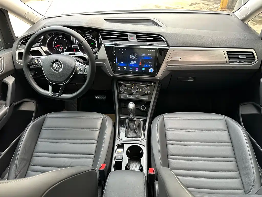 Volkswagen Touran 2017 — фото 13