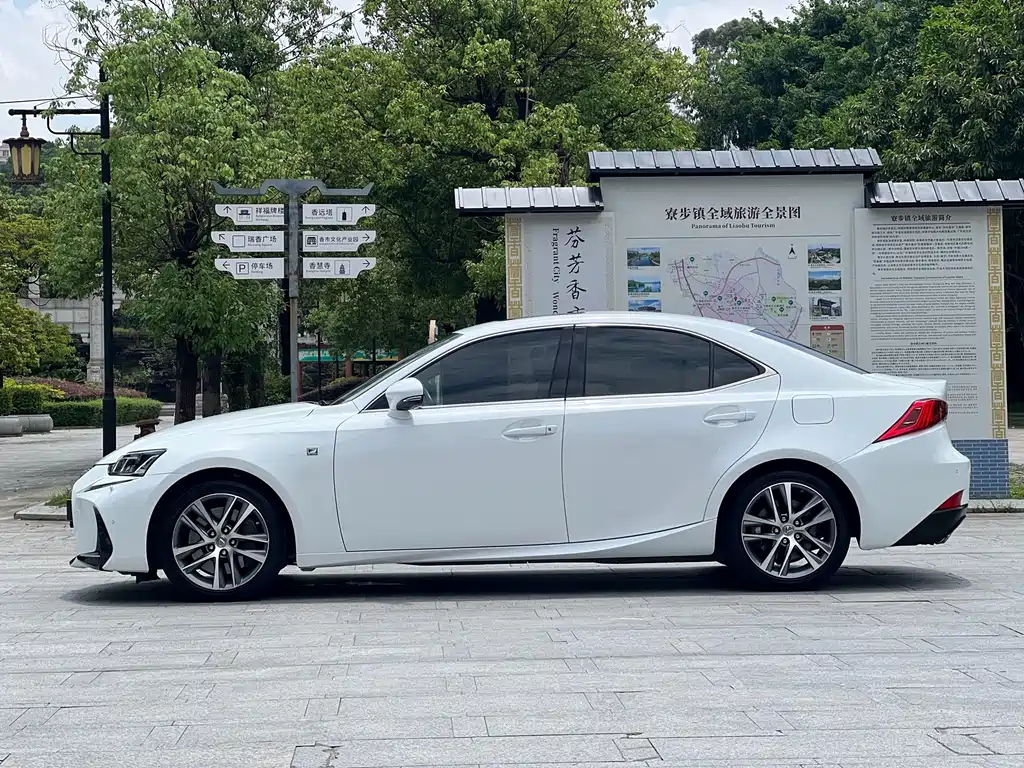 Lexus IS 2019 — фото 7