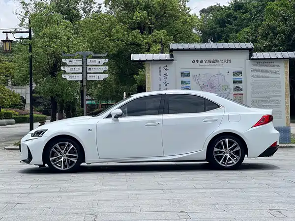 Lexus IS 2019