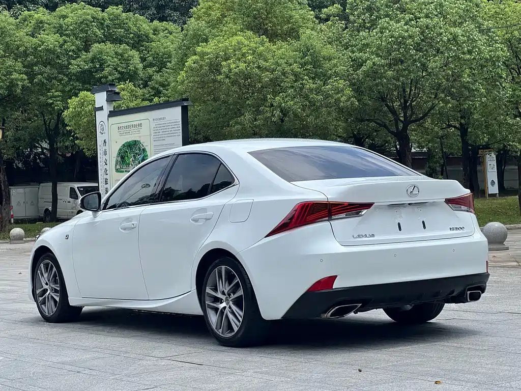 Lexus IS 2019 — фото 29