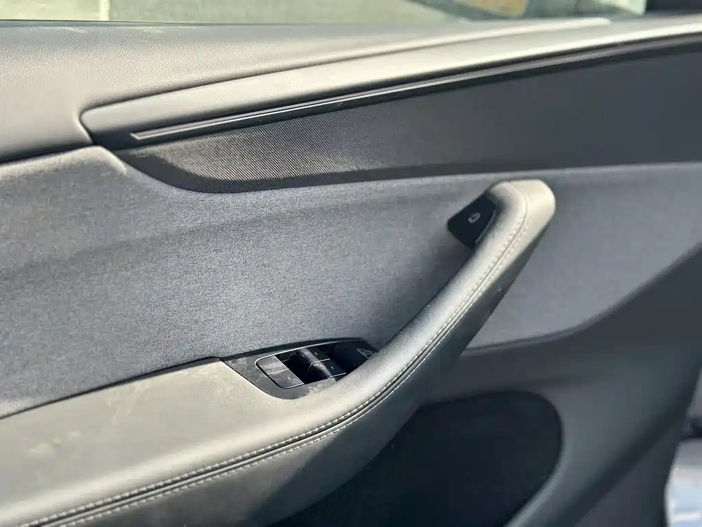 Tesla Model Y 2025 — фото 13