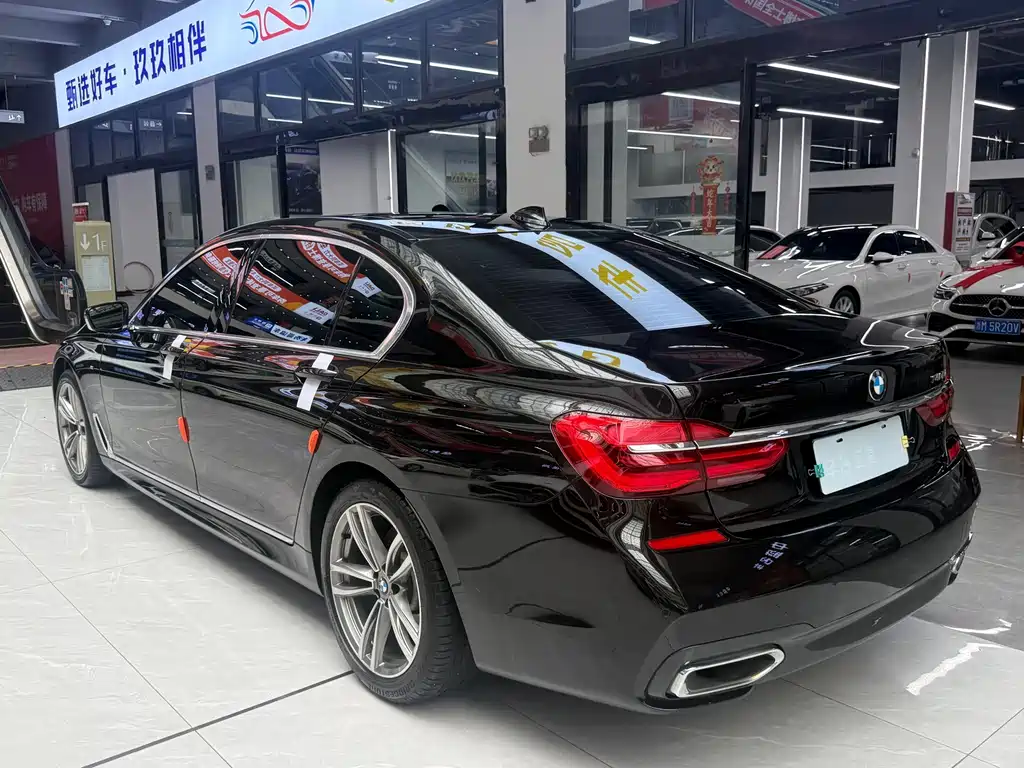 BMW 7 Series 2018 — фото 18