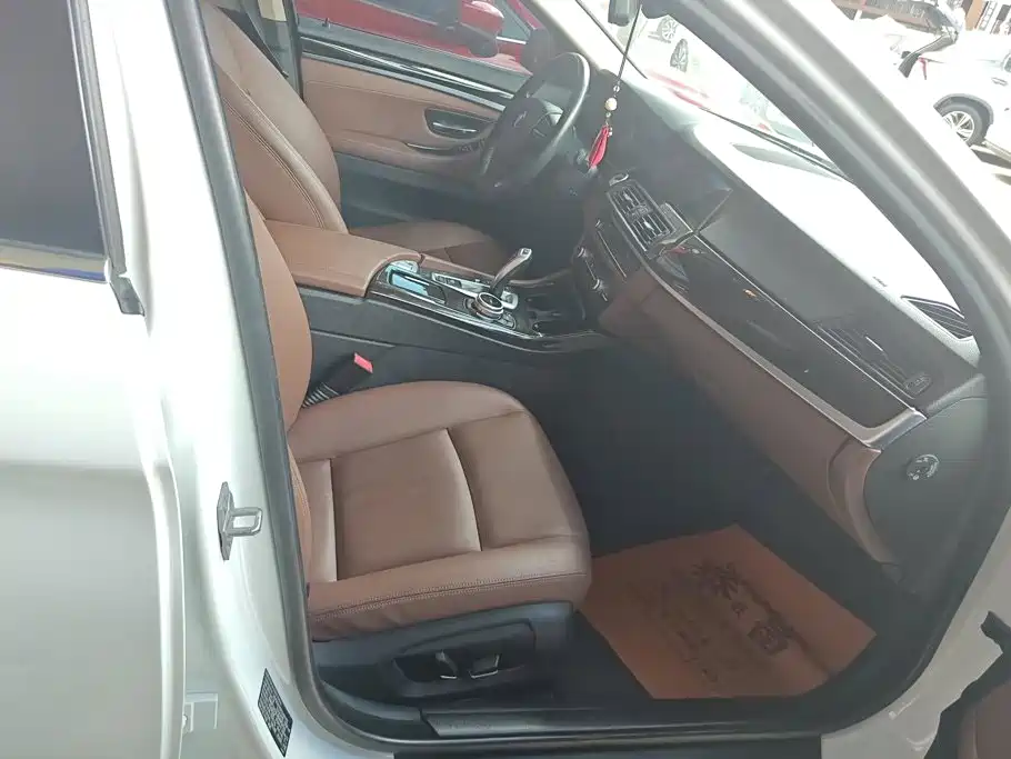 BMW 5 Series 2015 — фото 8
