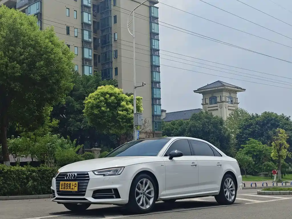 Audi A4L 2018 — фото 1