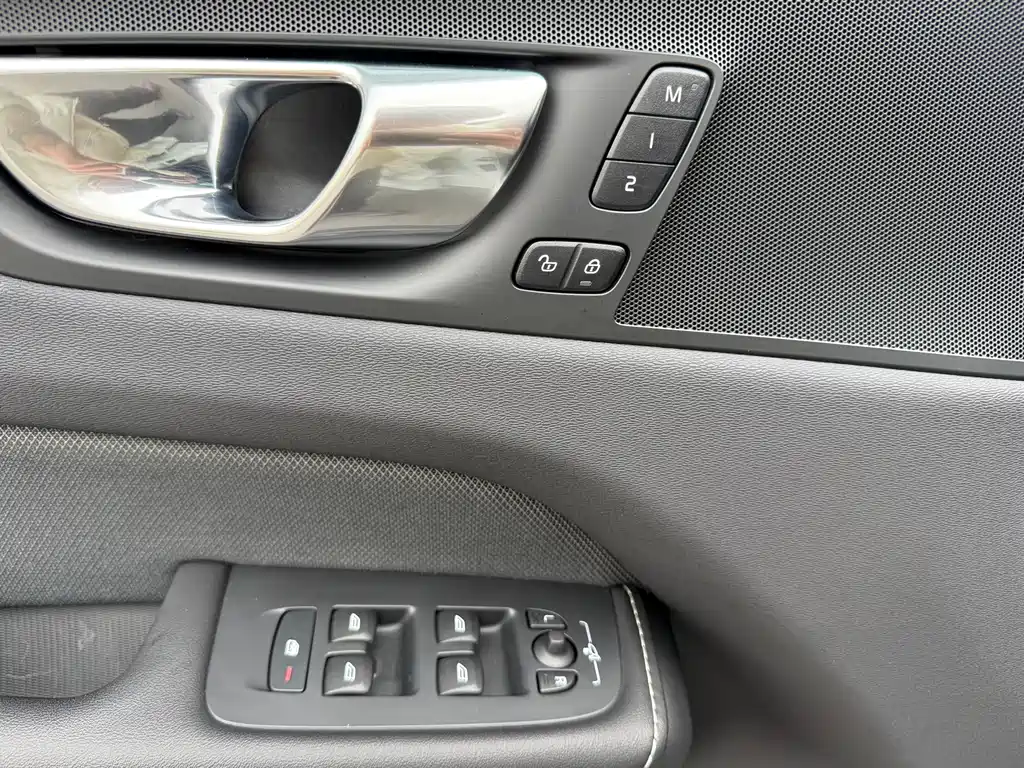 Volvo XC60 2022 — фото 11
