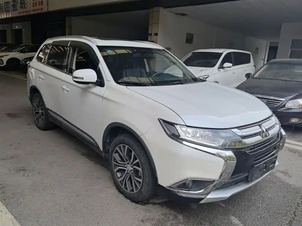 Mitsubishi Outlander 2017 — фото 3