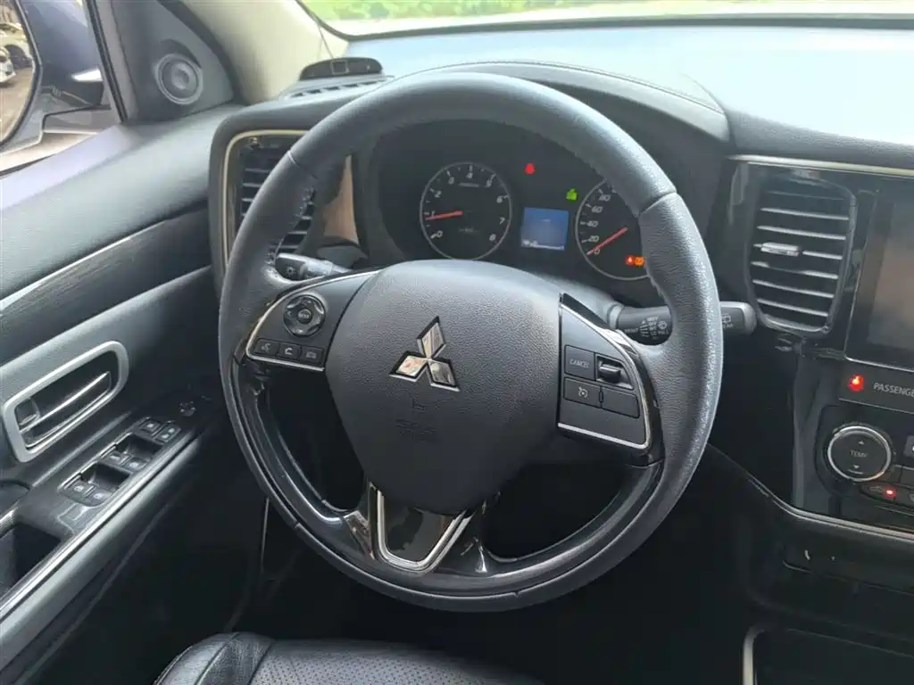 Mitsubishi Outlander 2017 — фото 10