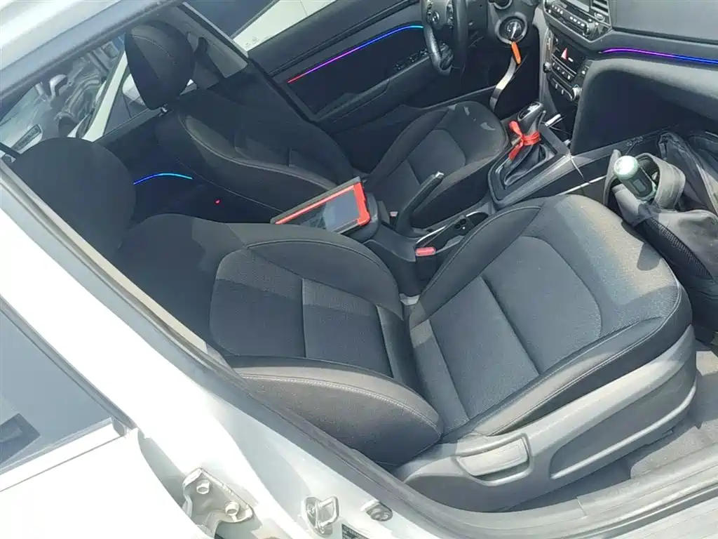 Hyundai Elantra 2017 — фото 24