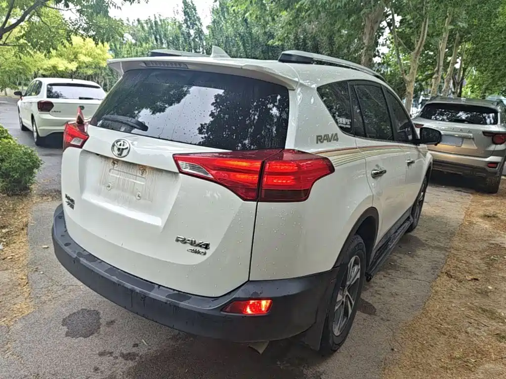 Toyota RAV4 2015 — фото 5