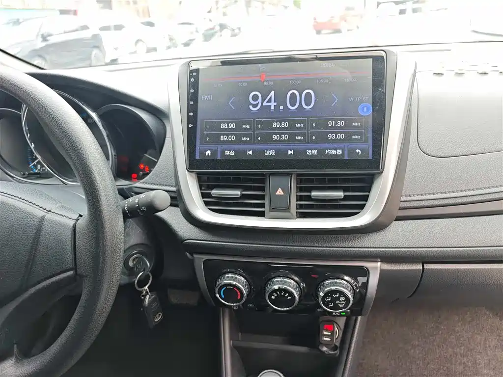 Toyota Yaris L 2019 — фото 11