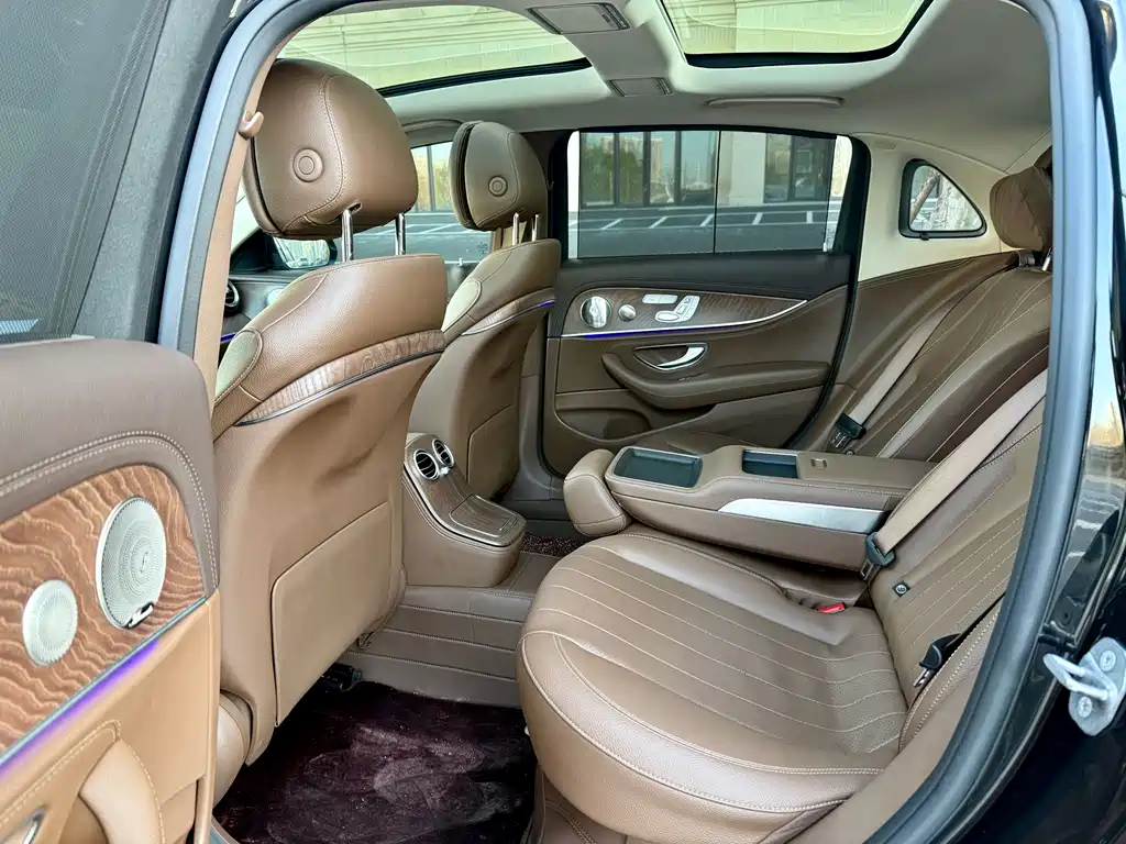 Mercedes-Benz E-Class 2023 — фото 6