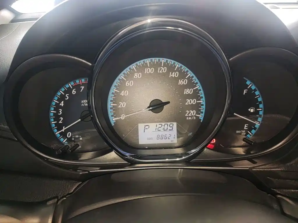 Toyota Yaris L 2019 — фото 12