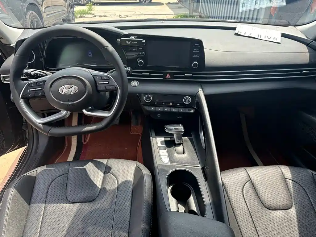 Hyundai Elantra 2023 — фото 10