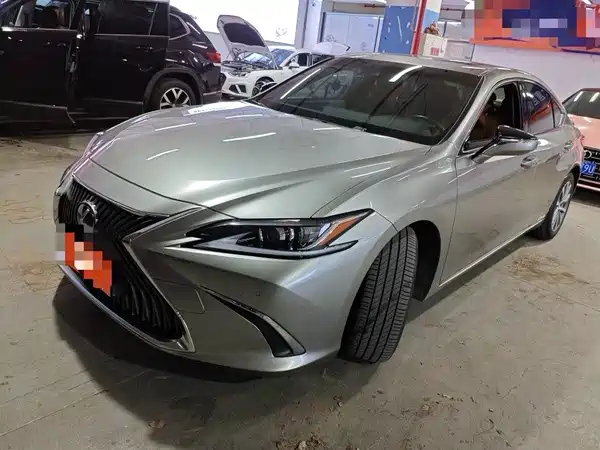 Lexus ES 2020
