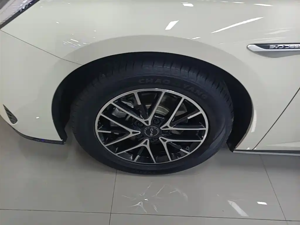 BYD Seal 07 DM-i 2025 — фото 23