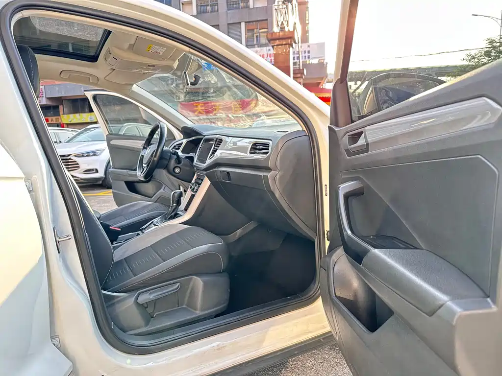Volkswagen T-Roc 2022 — фото 8