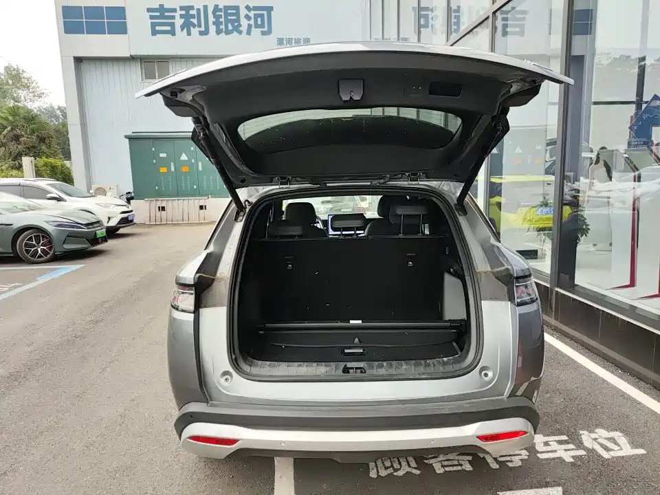 BYD L DM-i 2025 — фото 9