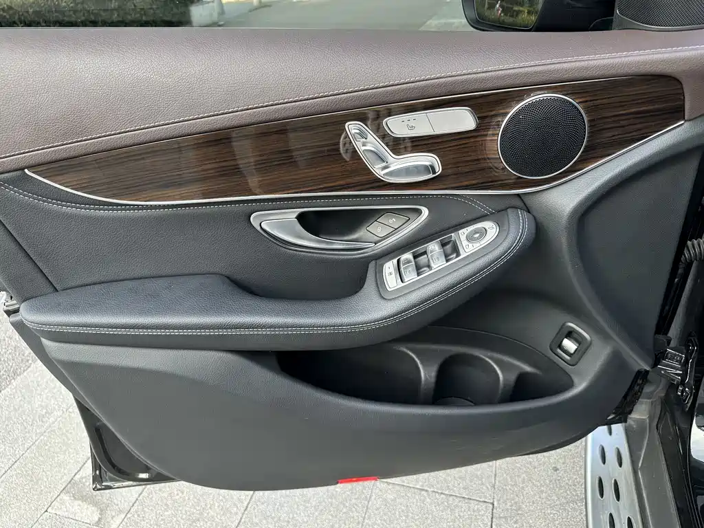 Mercedes-Benz GLC 2017 — фото 13