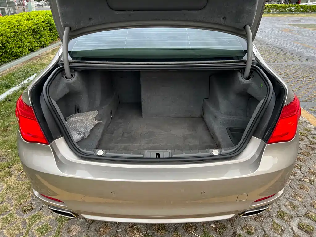 BMW 7 Series 2012 — фото 18