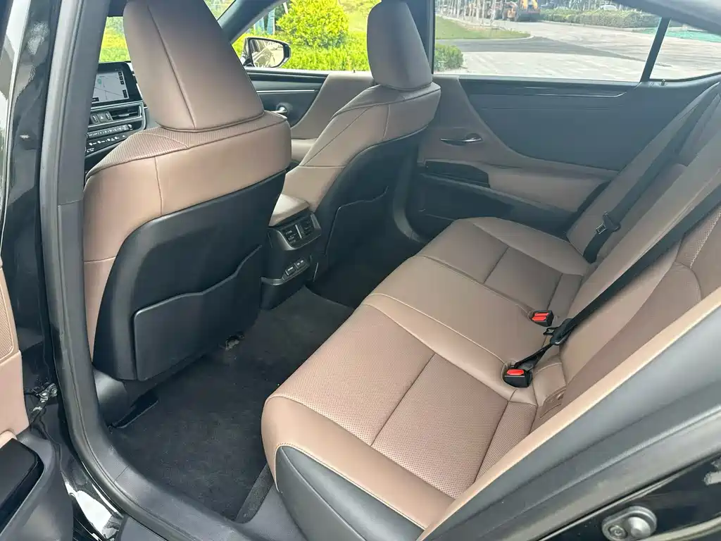 Lexus ES 2024