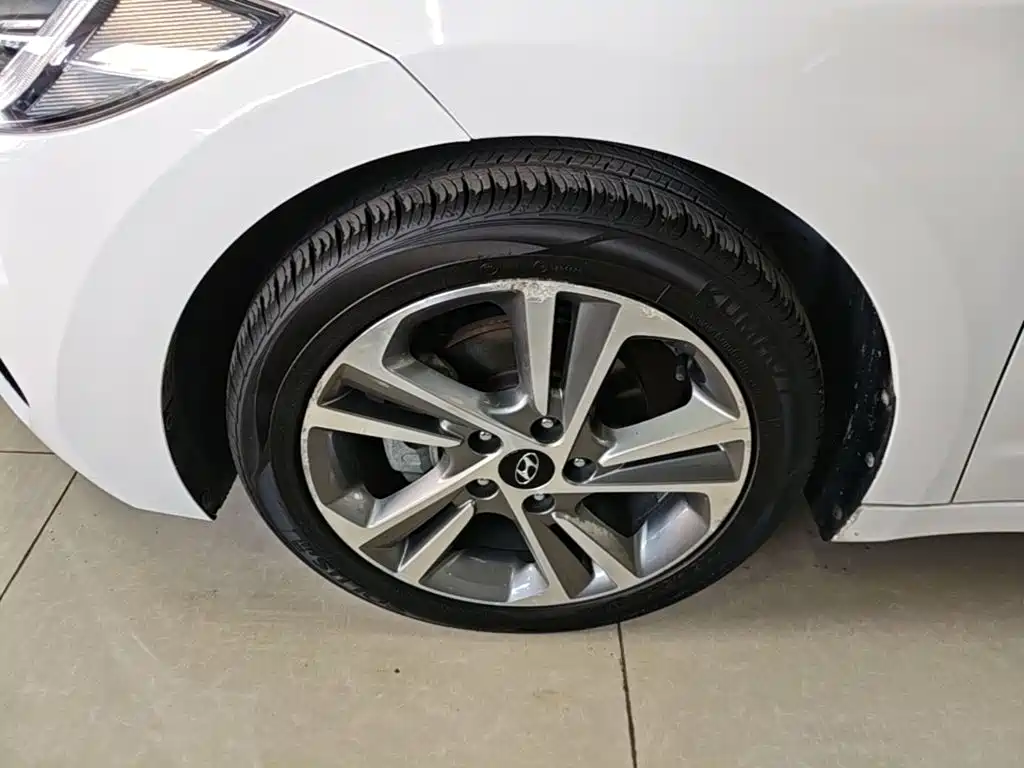 Hyundai Elantra 2017 — фото 9