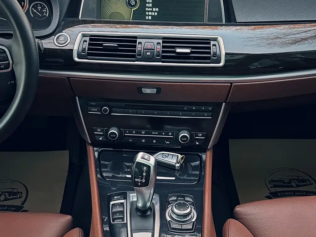 BMW 5 Series GT 2011 — фото 12