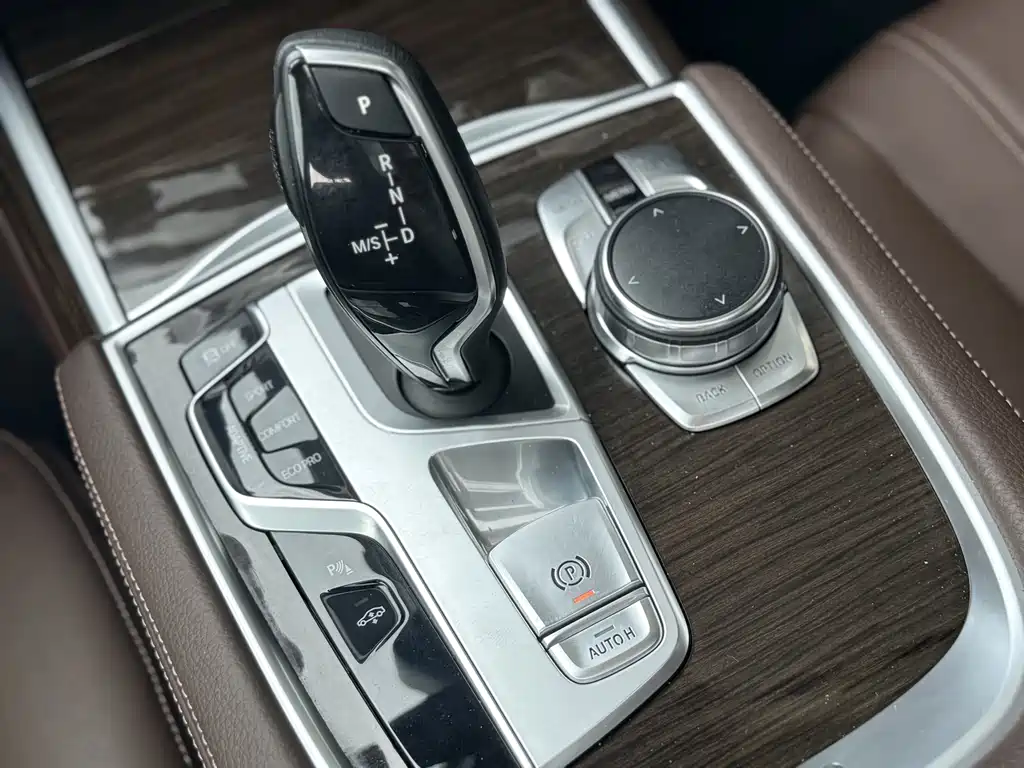 BMW 7 Series 2017 — фото 18