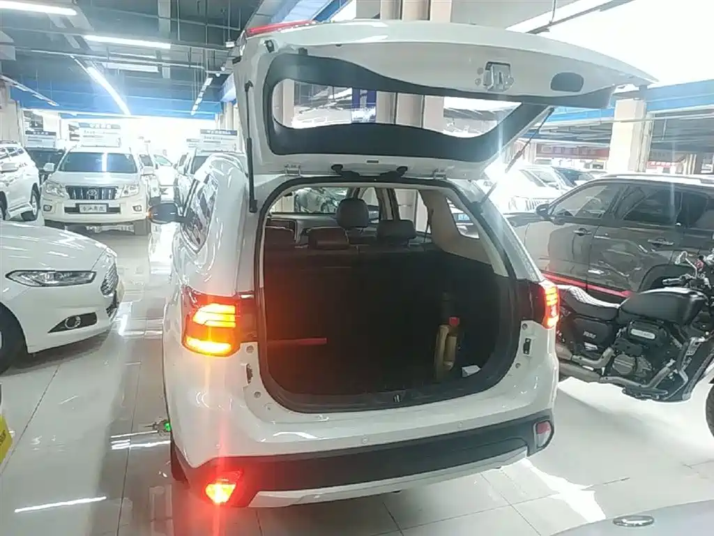 Mitsubishi Outlander 2018 — фото 19